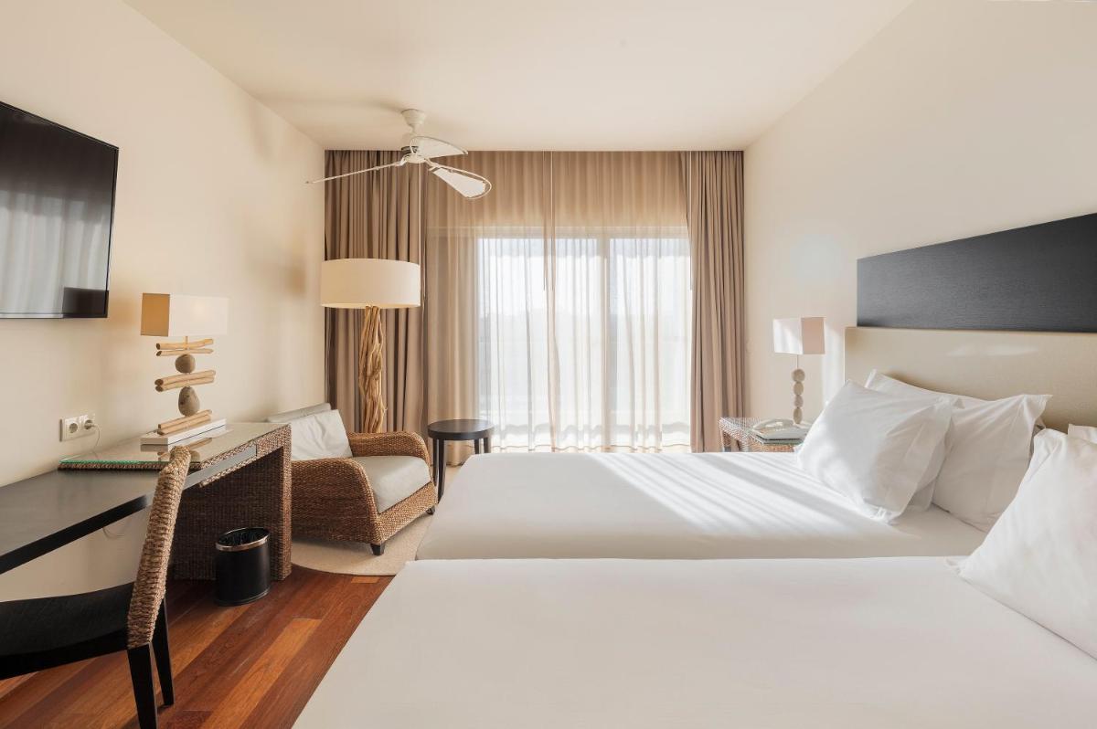 Uma cama ou camas num quarto em Crowne Plaza Vilamoura - Algarve by IHG
