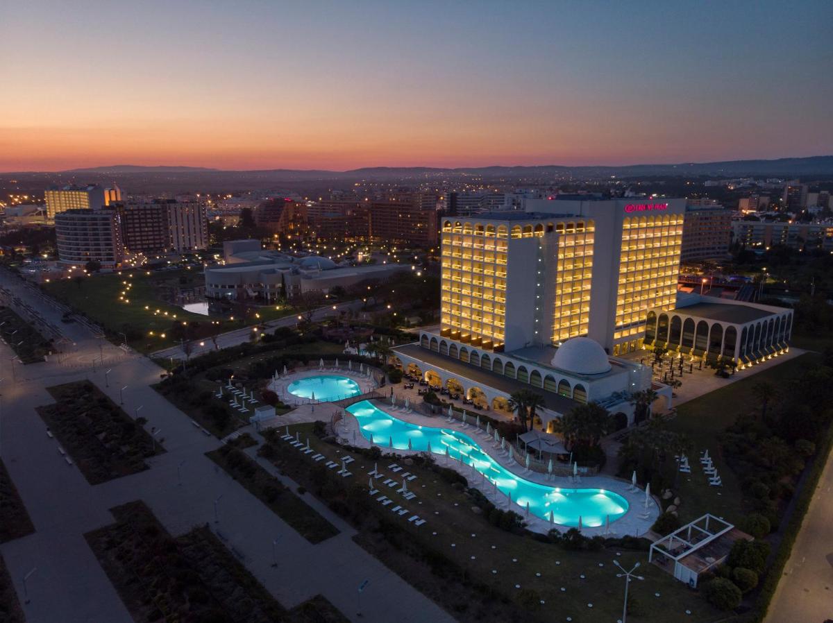 A piscina em ou perto de Crowne Plaza Vilamoura - Algarve by IHG