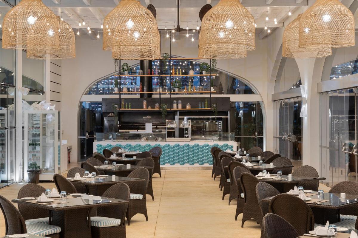 Um restaurante ou outro lugar para comer em Crowne Plaza Vilamoura - Algarve by IHG