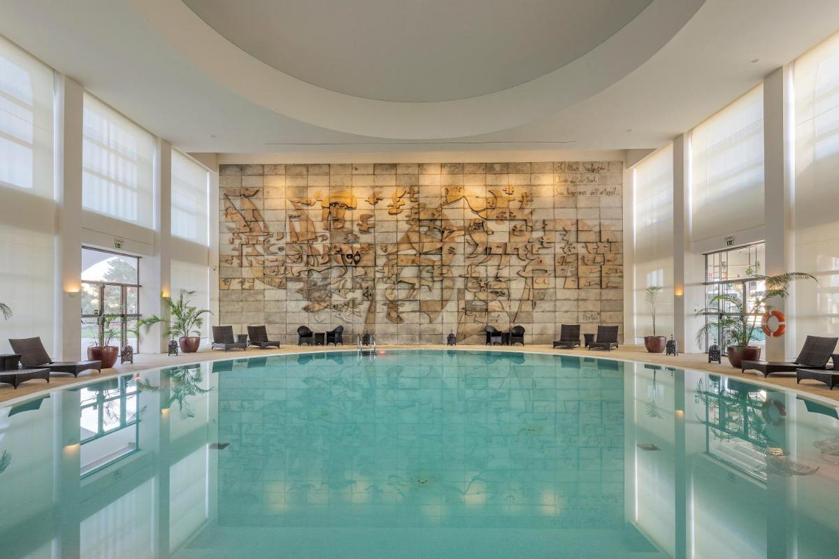 A piscina em ou perto de Crowne Plaza Vilamoura - Algarve by IHG