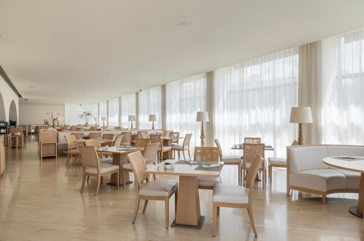 Um restaurante ou outro lugar para comer em Crowne Plaza Vilamoura - Algarve by IHG