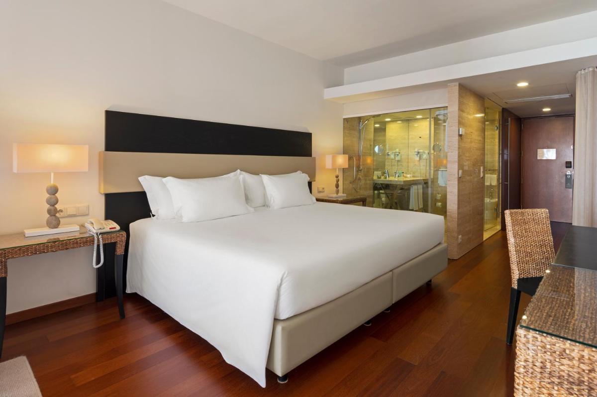 Uma cama ou camas num quarto em Crowne Plaza Vilamoura - Algarve by IHG
