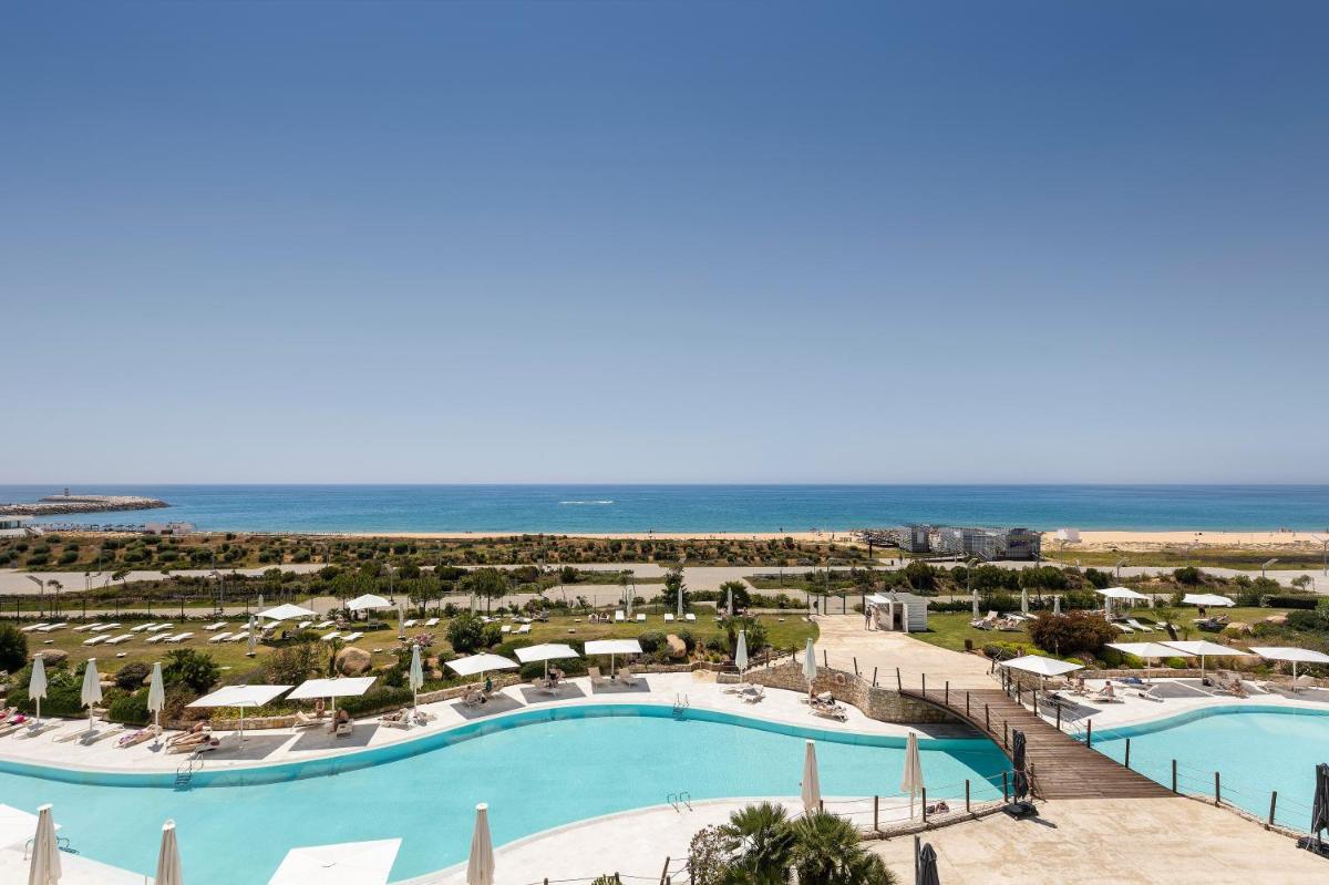 A piscina em ou perto de Crowne Plaza Vilamoura - Algarve by IHG