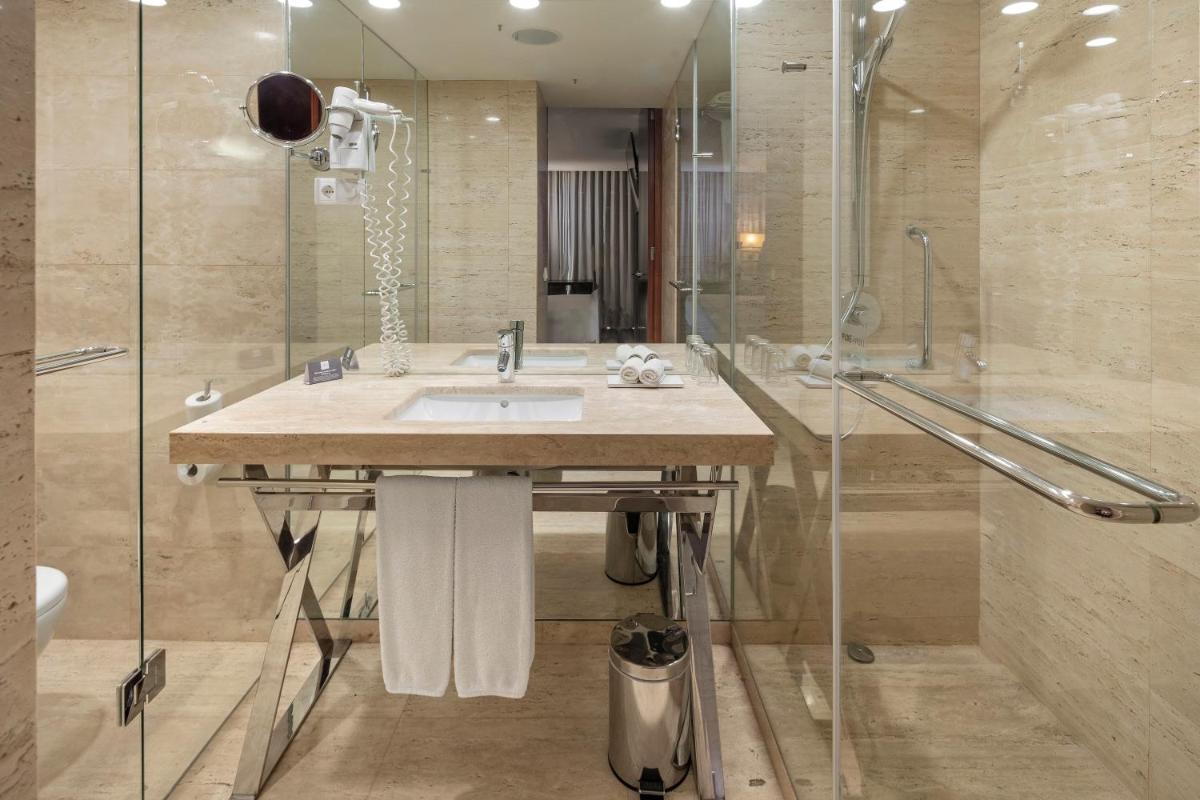 Uma casa de banho em Crowne Plaza Vilamoura - Algarve by IHG