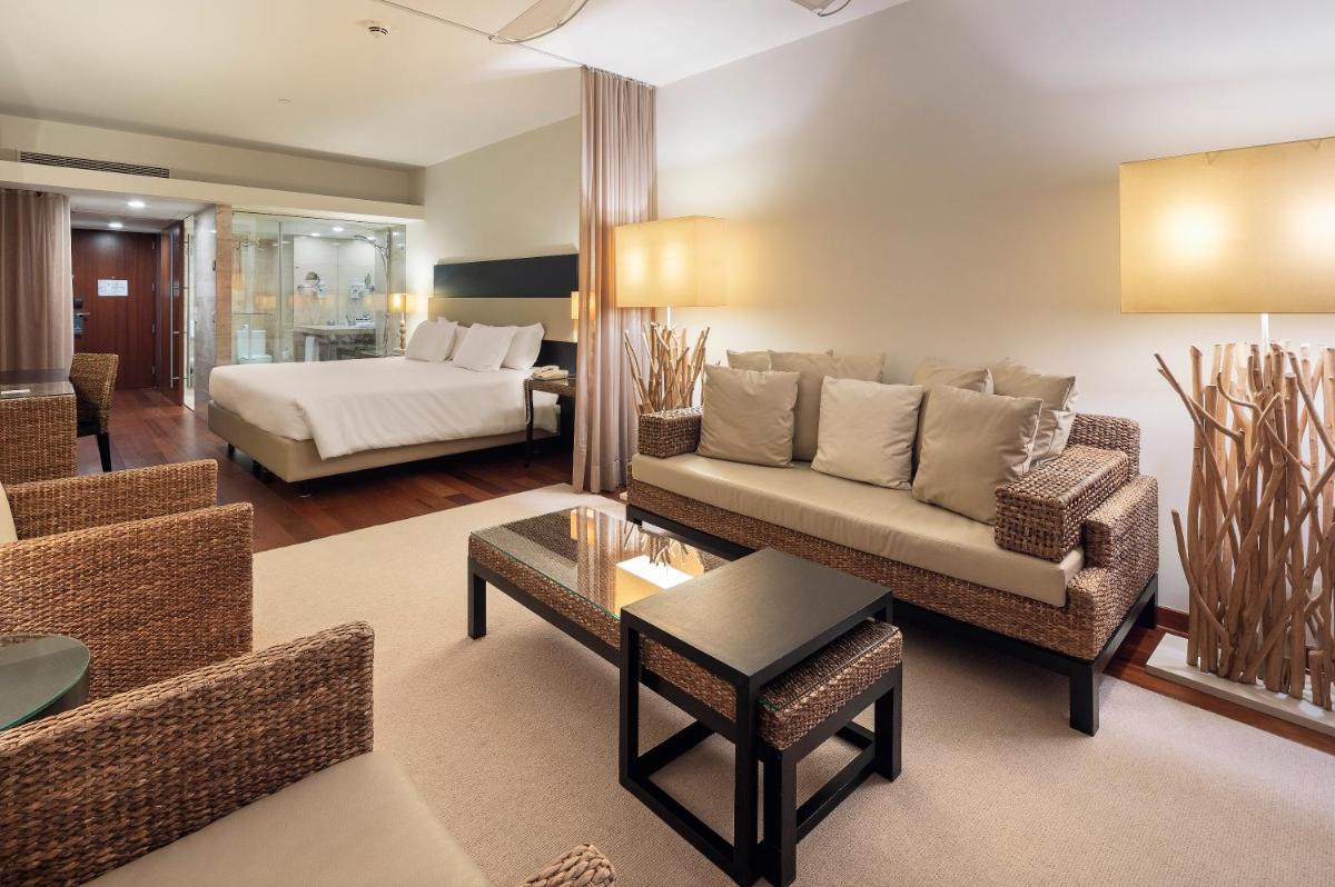 Uma cama ou camas num quarto em Crowne Plaza Vilamoura - Algarve by IHG