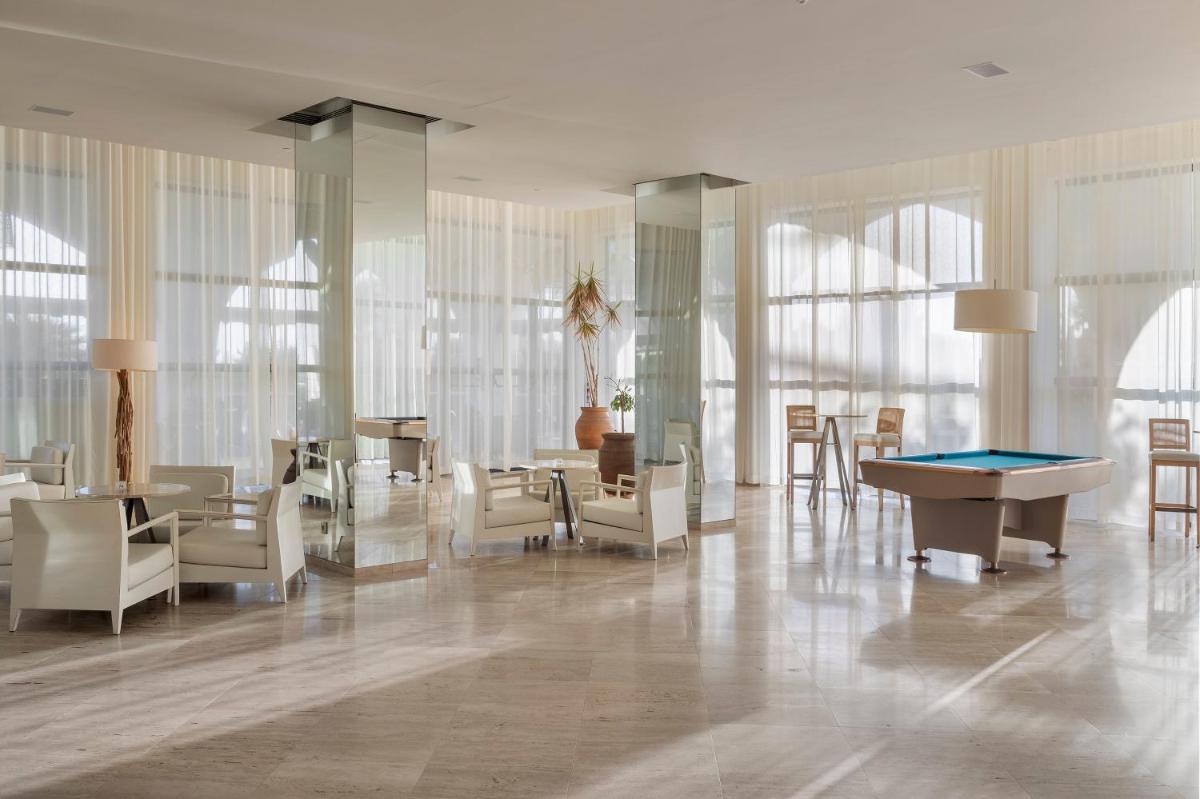 Uma área de estar em Crowne Plaza Vilamoura - Algarve by IHG