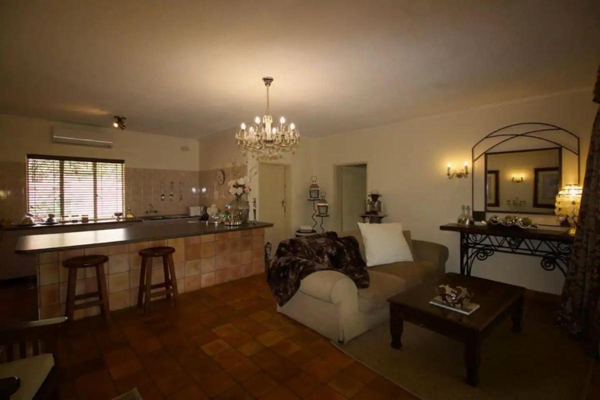 Suitetrails - Wonderfully spacious two bedroom cottage in a quiet secluded area of town, on the edge of the bush - 1998