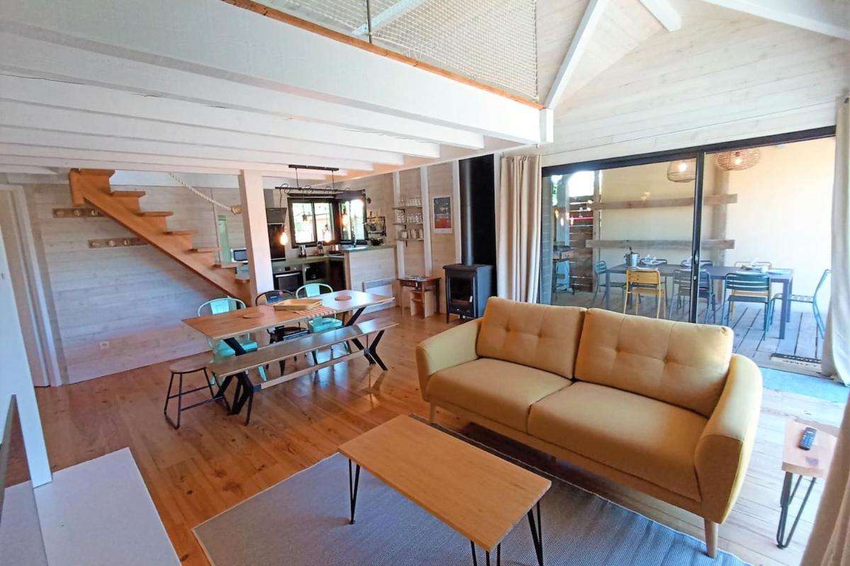 Very Nice Wood Frame House With Garden - Housity