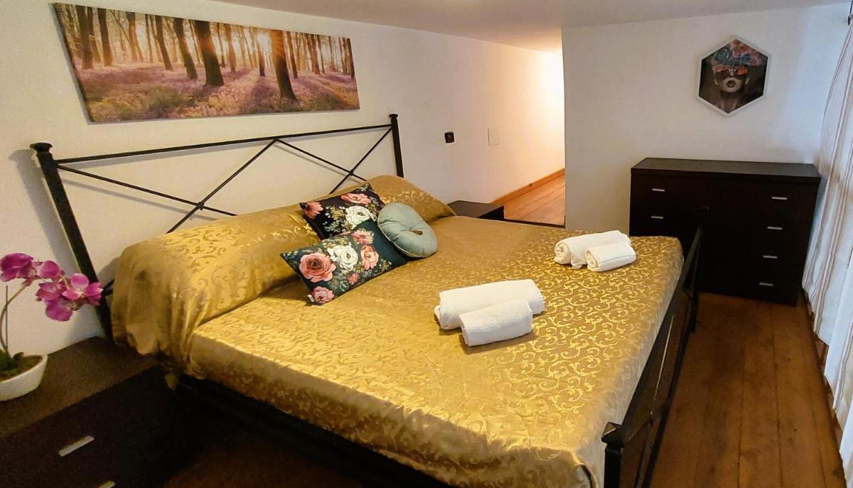 GEMELLI HOLIDAYS -2 easy lofts, groundfloor with courtyard, mezzanine bedroom, baby & pet friendly, near Monte Mario Station connecting to center in 20 minutes, 2 steps from bus, groceries, restaurants, park, cycle path - Warm guest care in 4 languages - Housity
