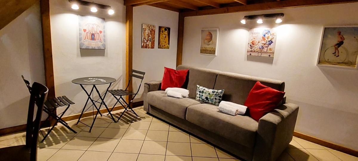 GEMELLI HOLIDAYS -2 easy lofts, groundfloor with courtyard, mezzanine bedroom, baby & pet friendly, near Monte Mario Station connecting to center in 20 minutes, 2 steps from bus, groceries, restaurants, park, cycle path - Warm guest care in 4 languages - Housity