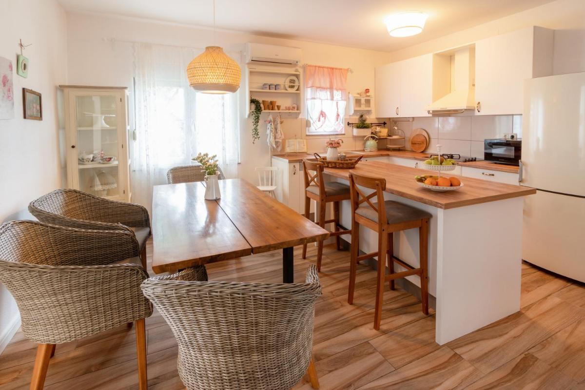 Apartment Lolić Pirovac - Housity