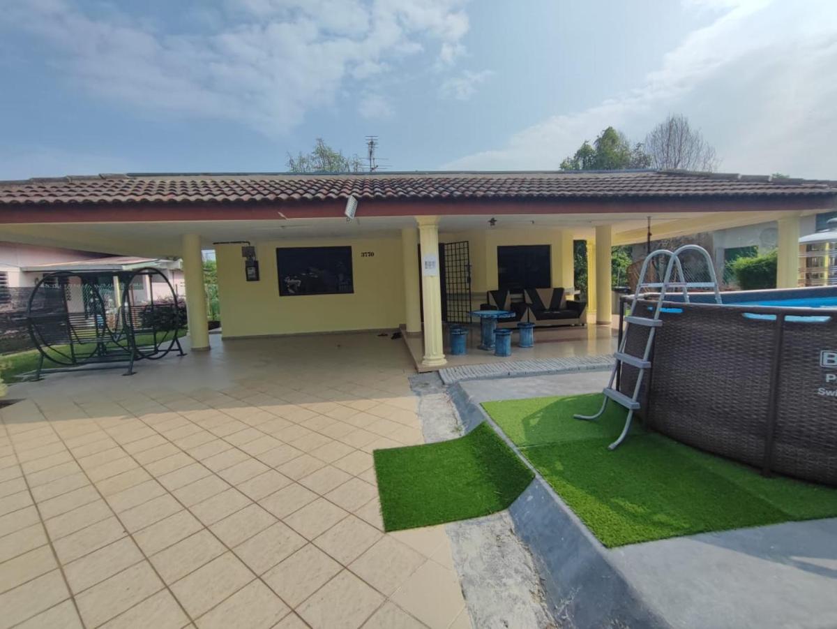 Pandai dickson Banglow white & yellow house - Housity