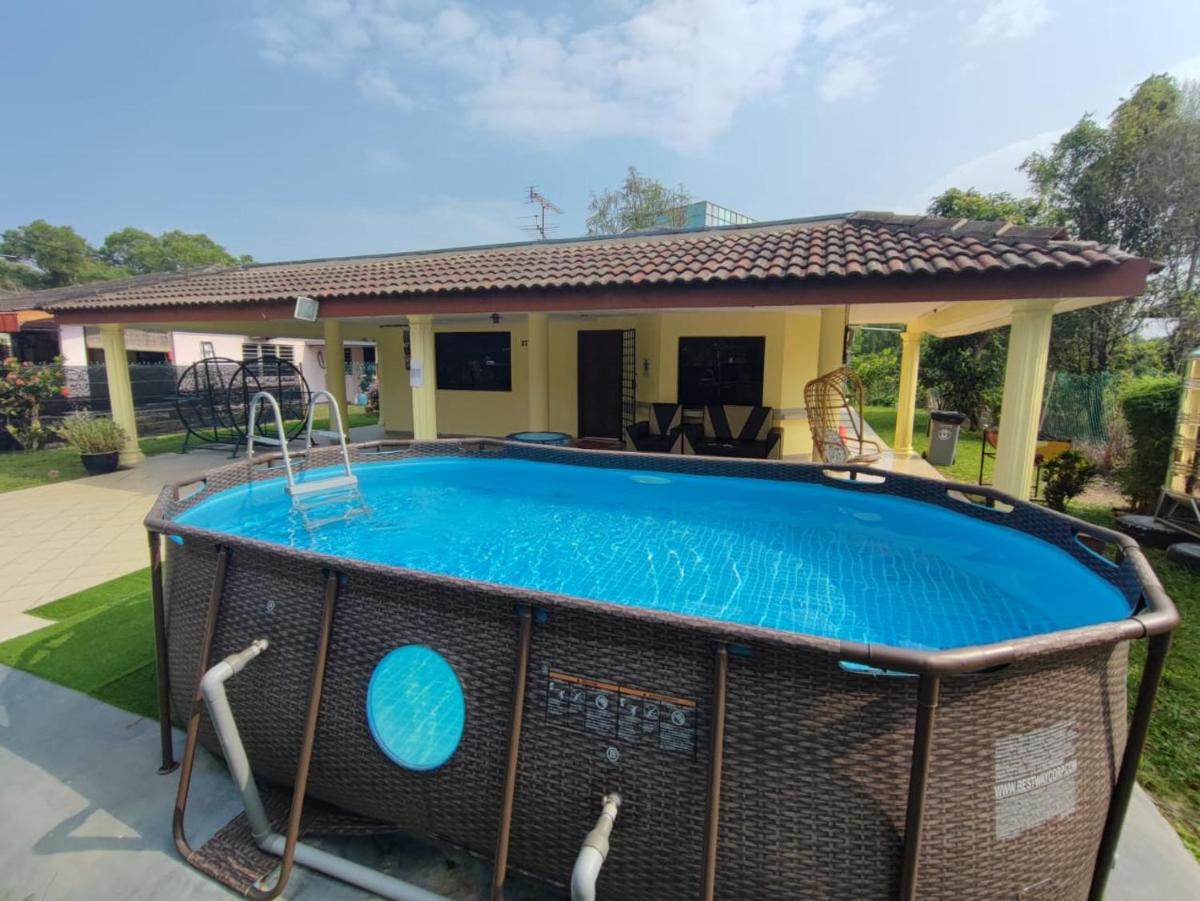 Pandai dickson Banglow white & yellow house - Housity