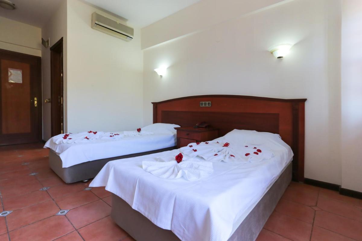 Club Pink Palace Hotel - Housity