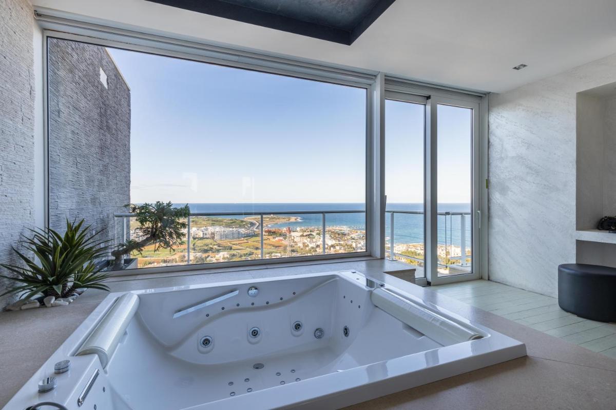 Amazing Villa with Pool - Housity