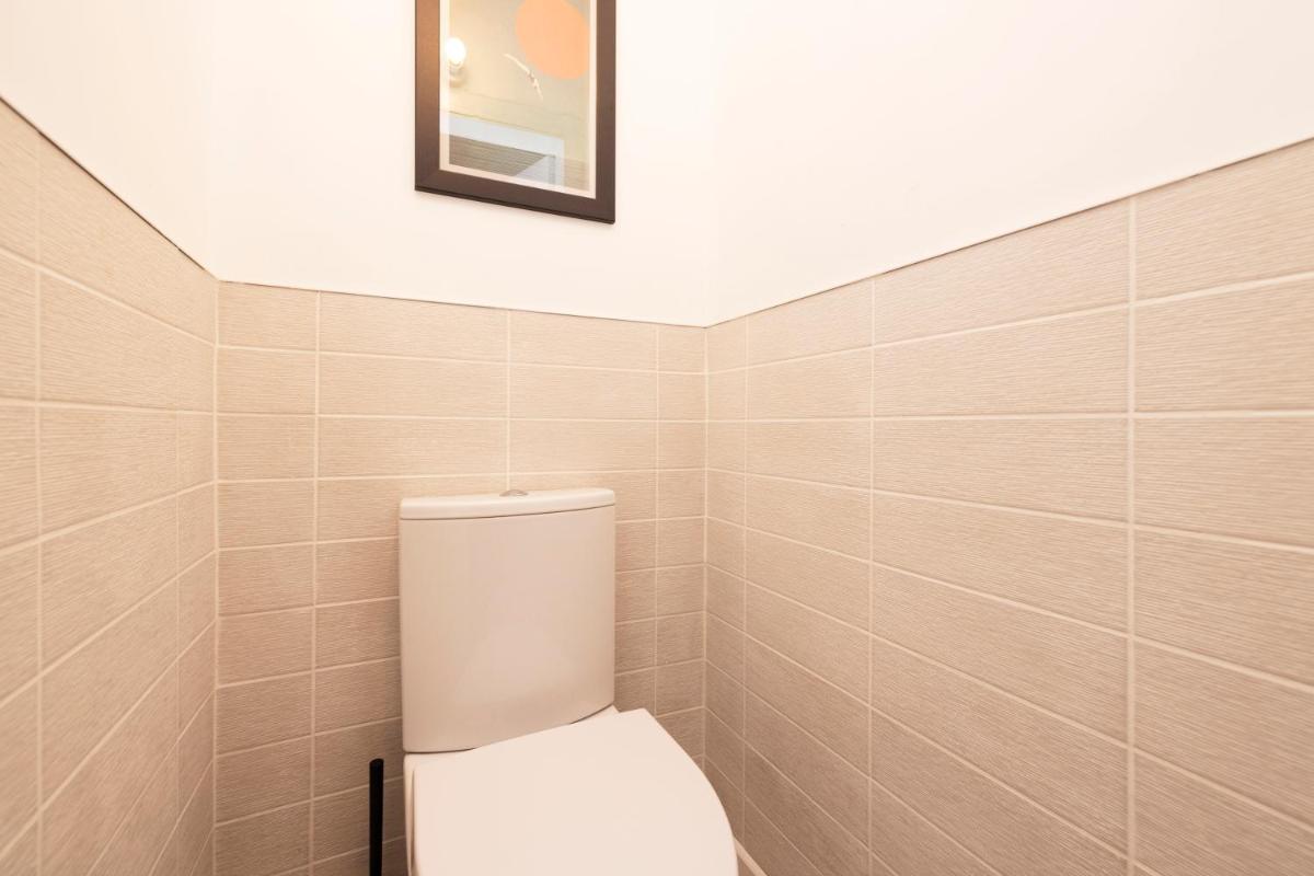JOIVY Charming 1-bed ap near Leith Links with patio - Housity