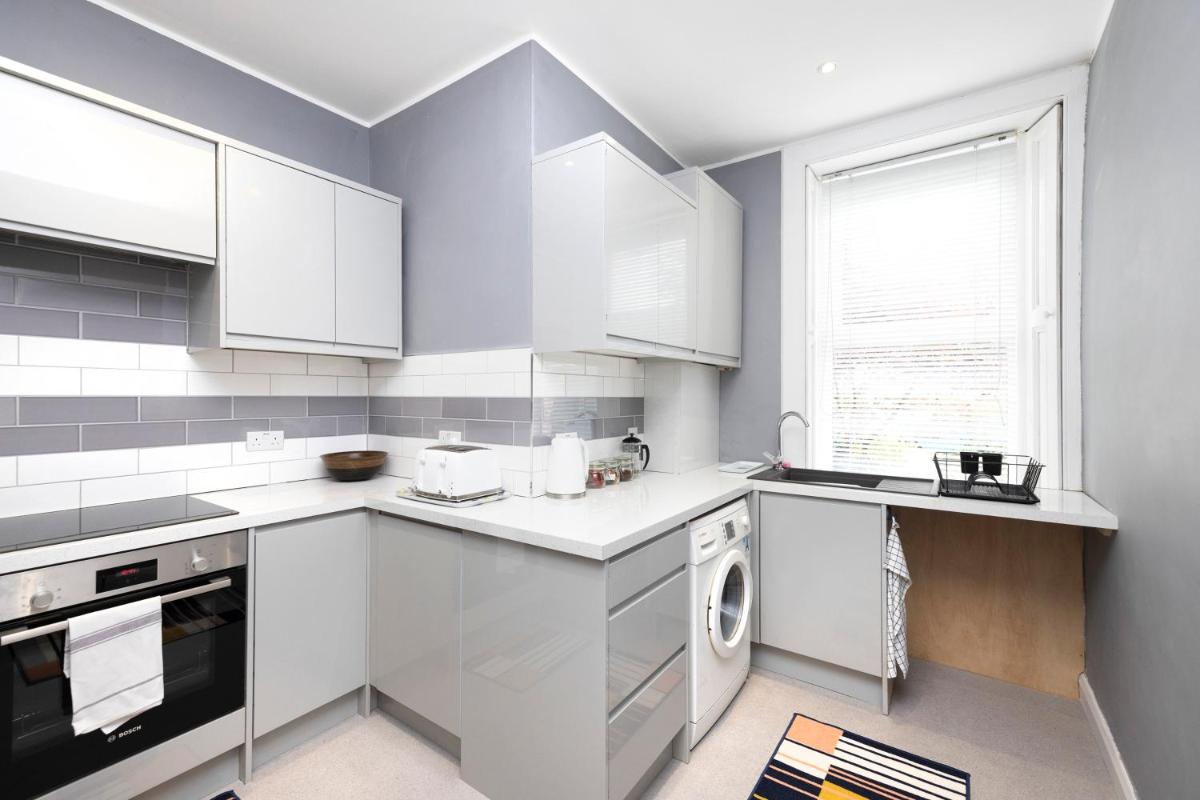 JOIVY Charming 1-bed ap near Leith Links with patio - Housity