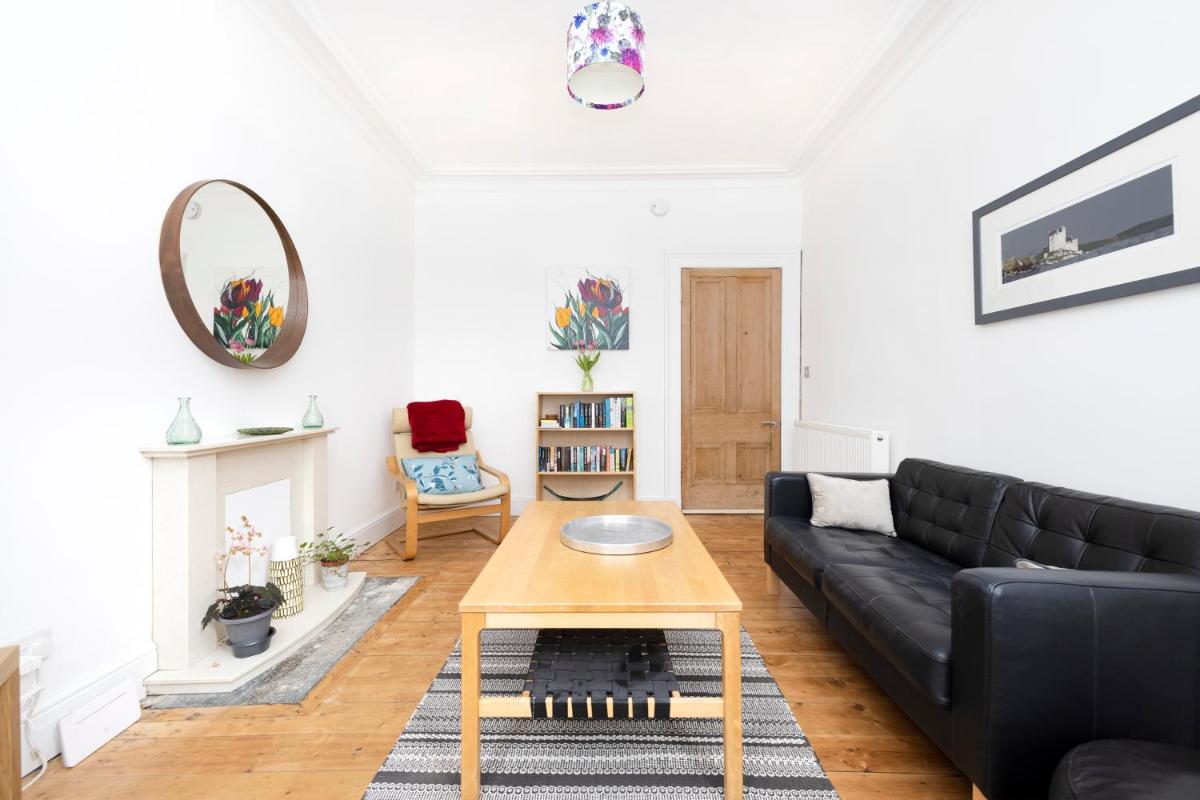 JOIVY Charming 1-bed ap near Leith Links with patio - Housity