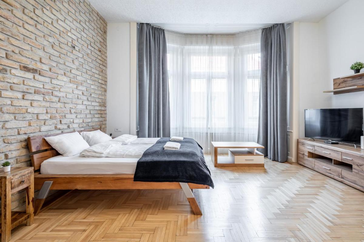 Suitetrails - Central Luxury Apartment with AC