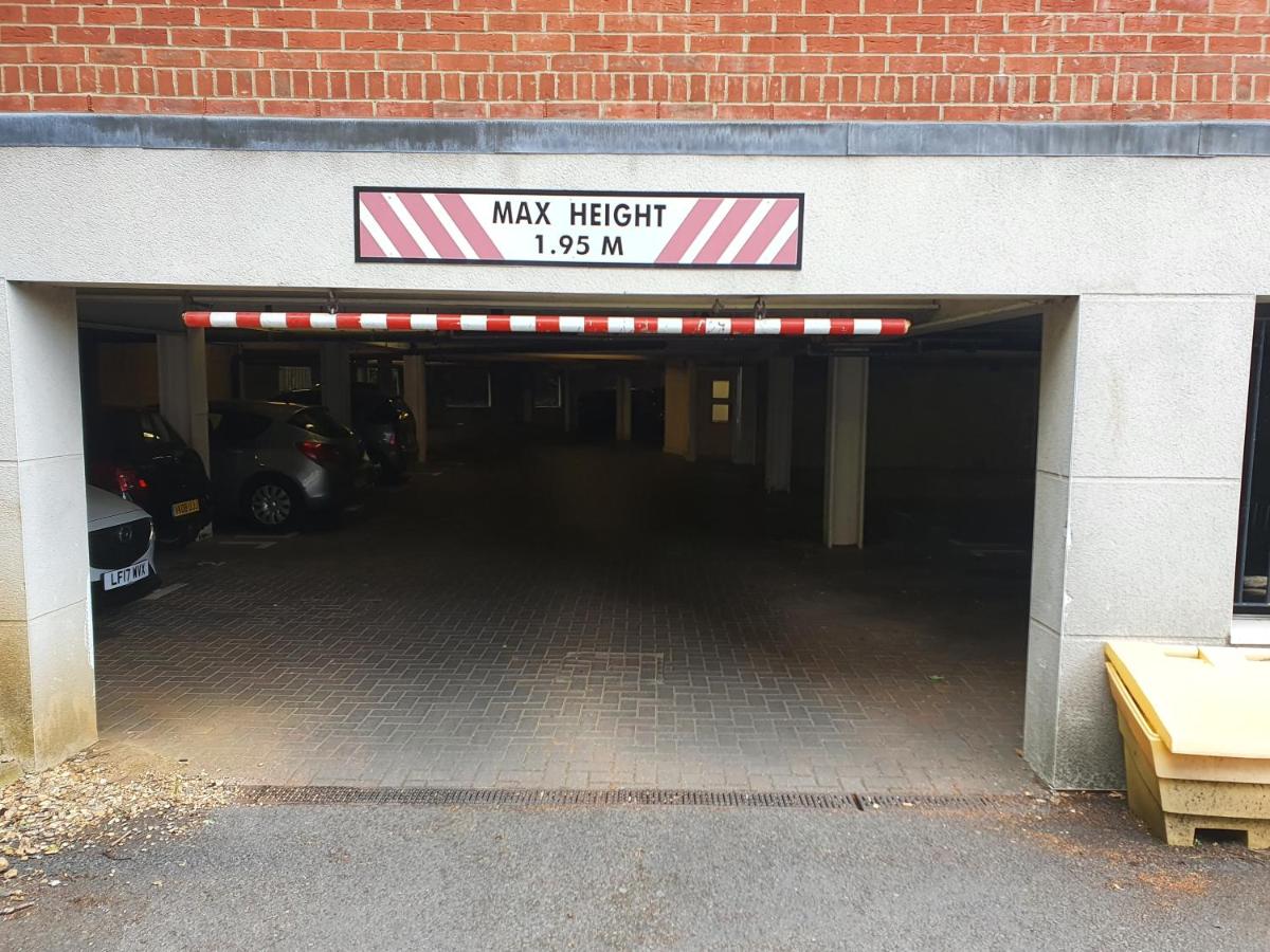 global relocation 2 Bed Apt Near Hatfield Station Free Parking - Housity