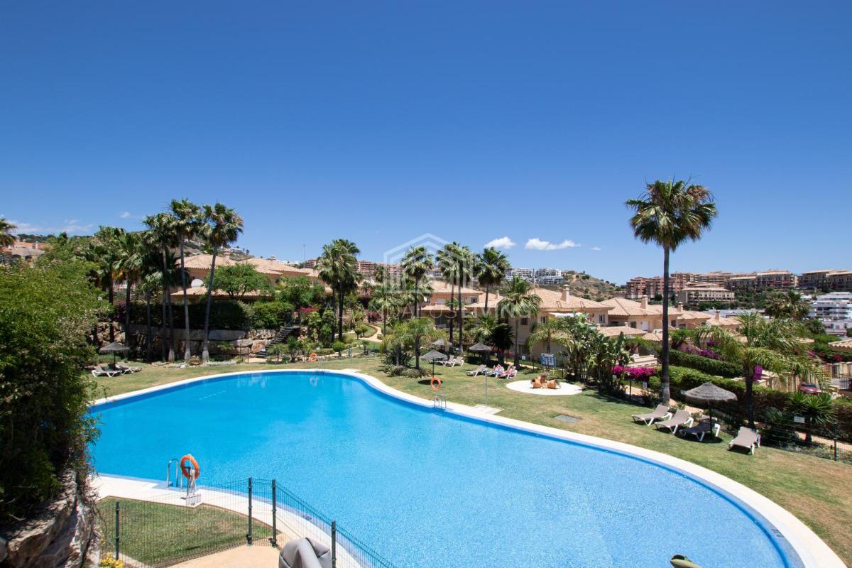 Suitetrails - Spacious perfectly maintained house with private garden and communal pool in Riviera del Sol