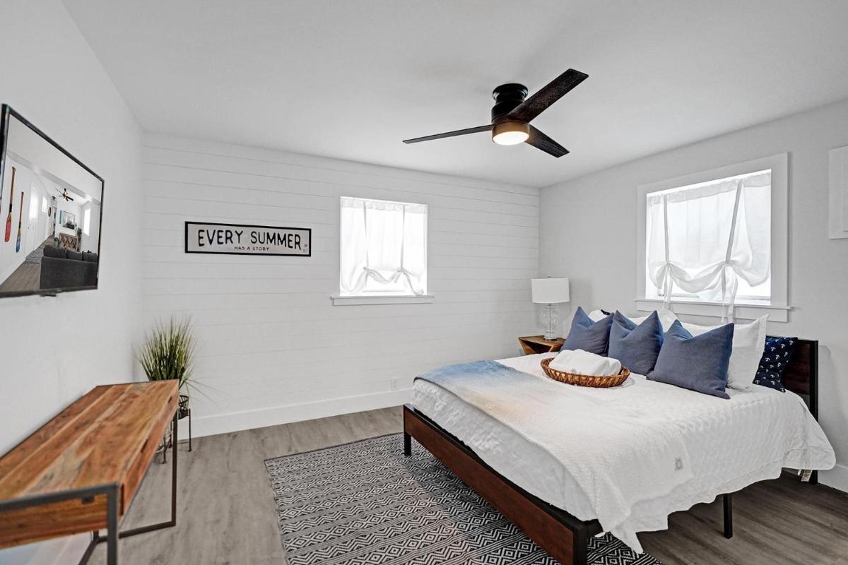 Remodeled Deerfield Beach House 2 Blocks To Beach Laundry Full Kitchen Private Fenced Yard Pets OK - Housity