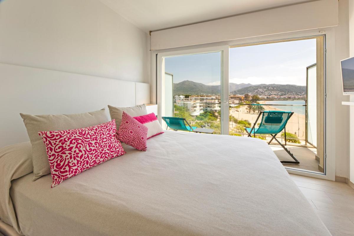 Un dormitorio con una cama grande con una ventana grande. en Hotel Maritim 4 Superior, en Roses 140 fotos más