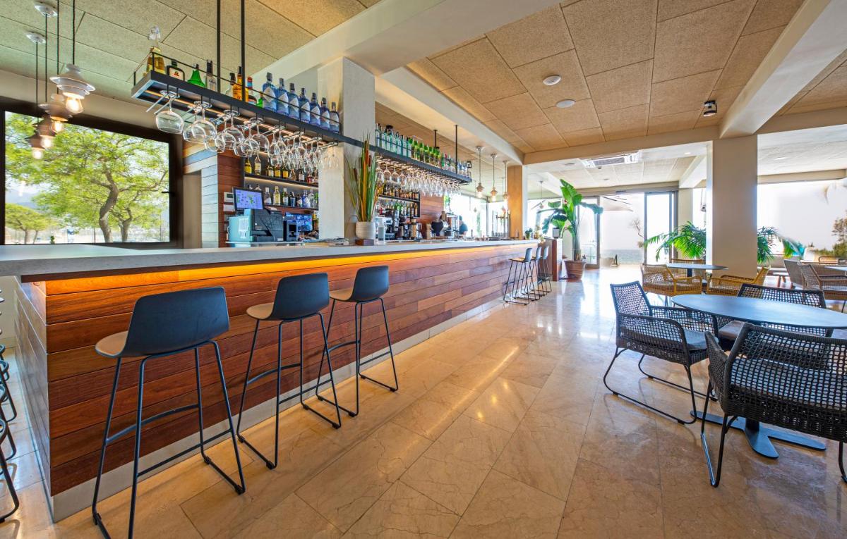 Un restaurante o sitio para comer en Hotel Maritim 4 Superior