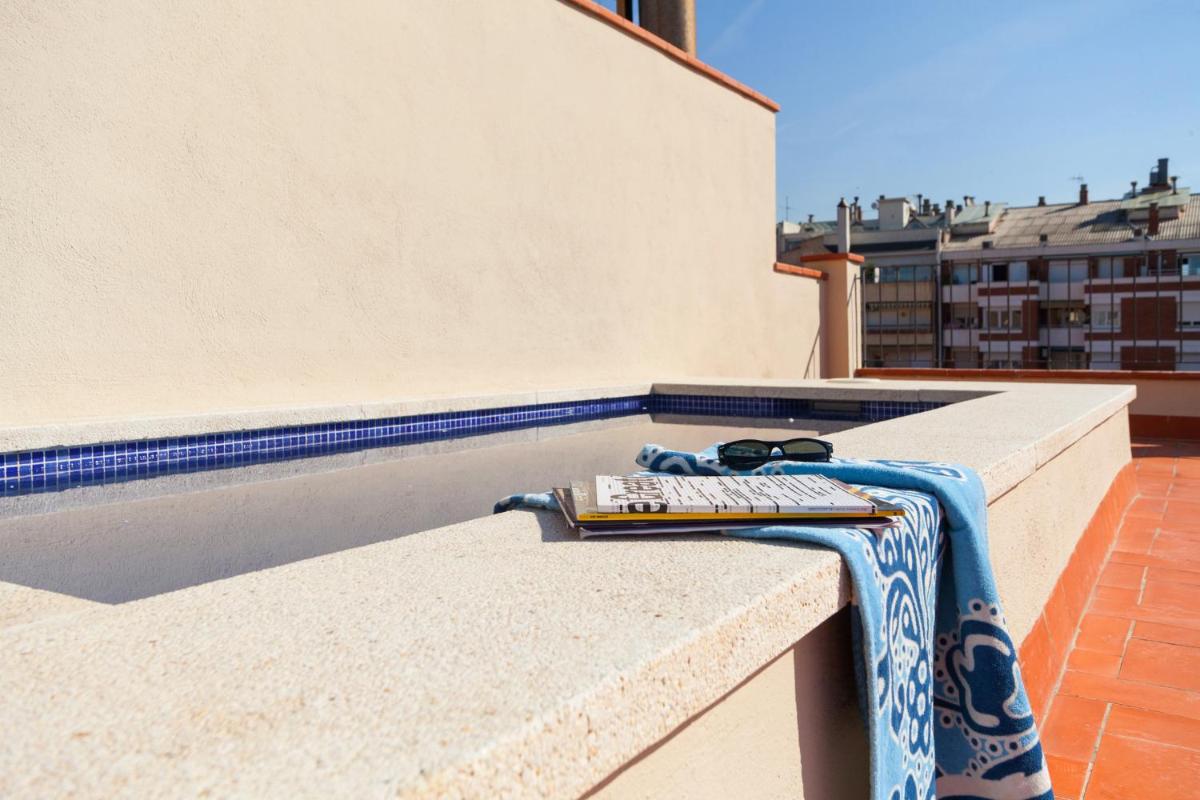 Aparteasy - Deluxe Family Apartments with Pool - Housity