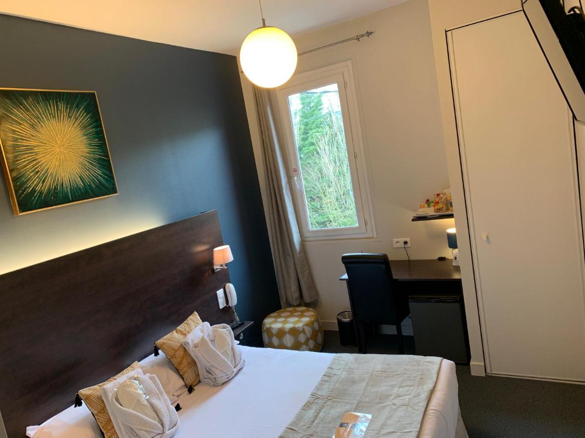Un ou plusieurs lits dans un hébergement de l'établissement Logis hôtel Aux Berges de l'Aveyron