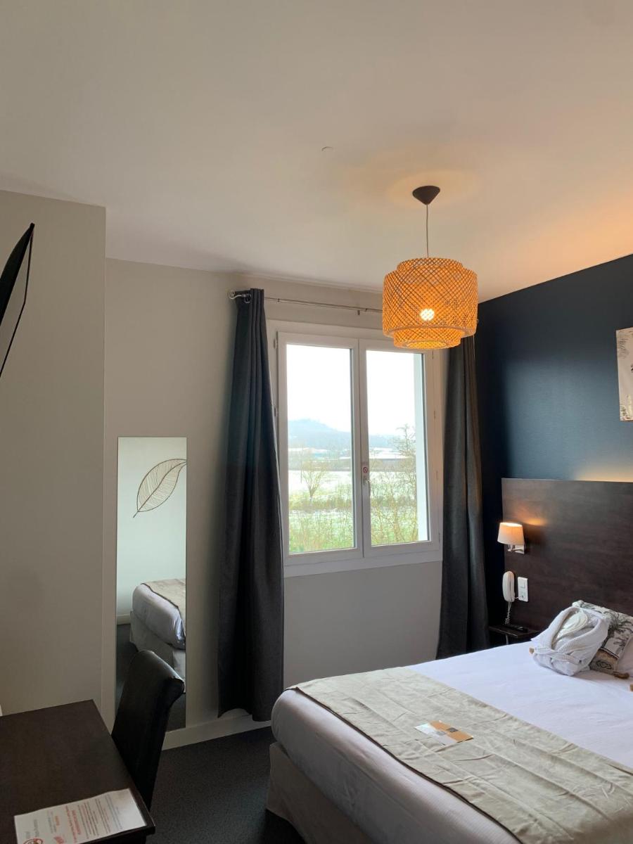 Un ou plusieurs lits dans un hébergement de l'établissement Logis hôtel Aux Berges de l'Aveyron