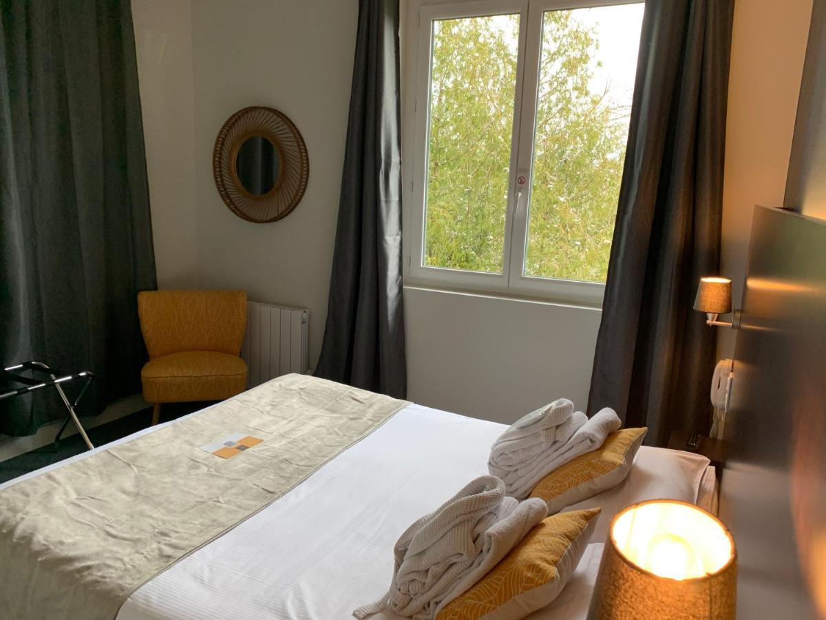 Un ou plusieurs lits dans un hébergement de l'établissement Logis hôtel Aux Berges de l'Aveyron