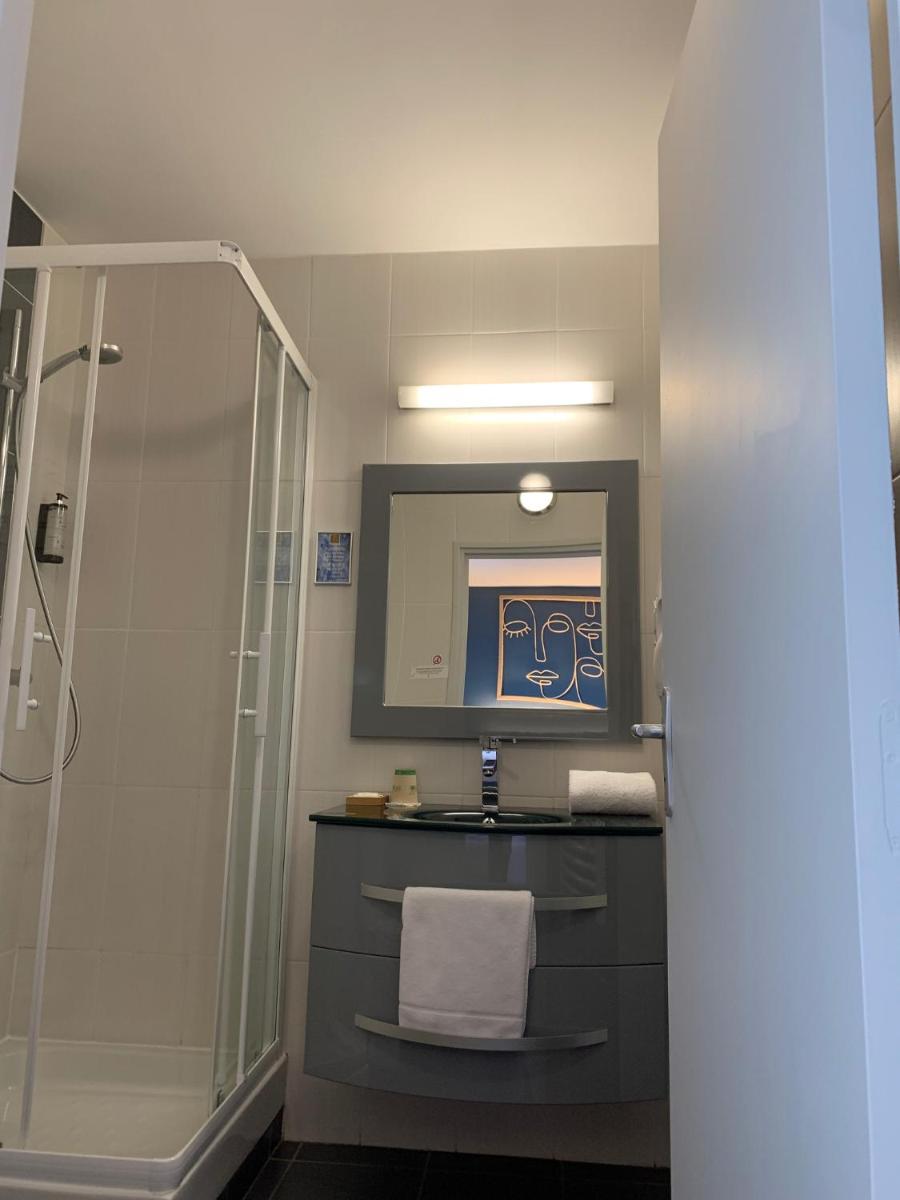 Salle de bains dans l'établissement Logis hôtel Aux Berges de l'Aveyron