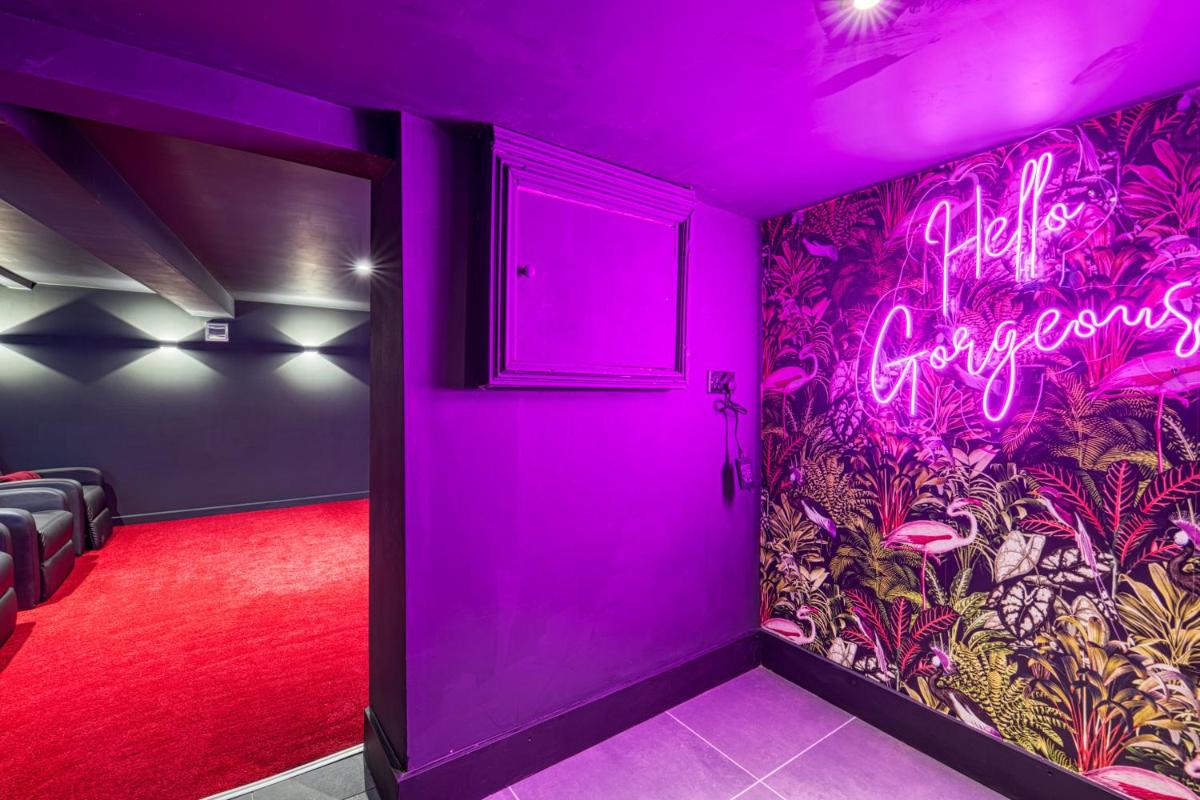 Luxury Georgian Townhouse with Cinema and parking - Housity