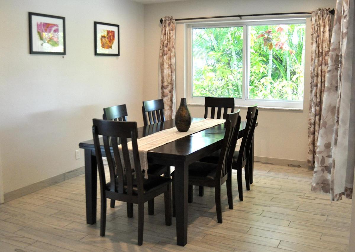 Lovely 3-bd, walk to bars, 9 min drive from beach! Heated pool. - Housity