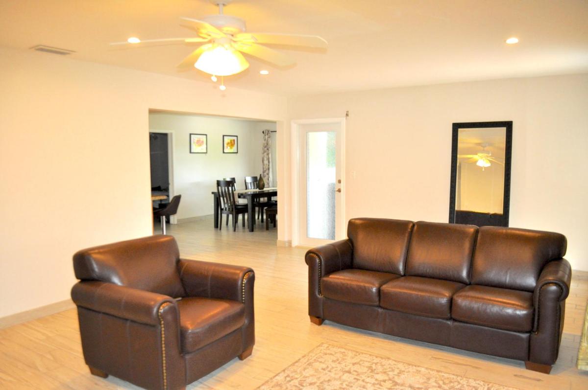 Lovely 3-bd, walk to bars, 9 min drive from beach! Heated pool. - Housity