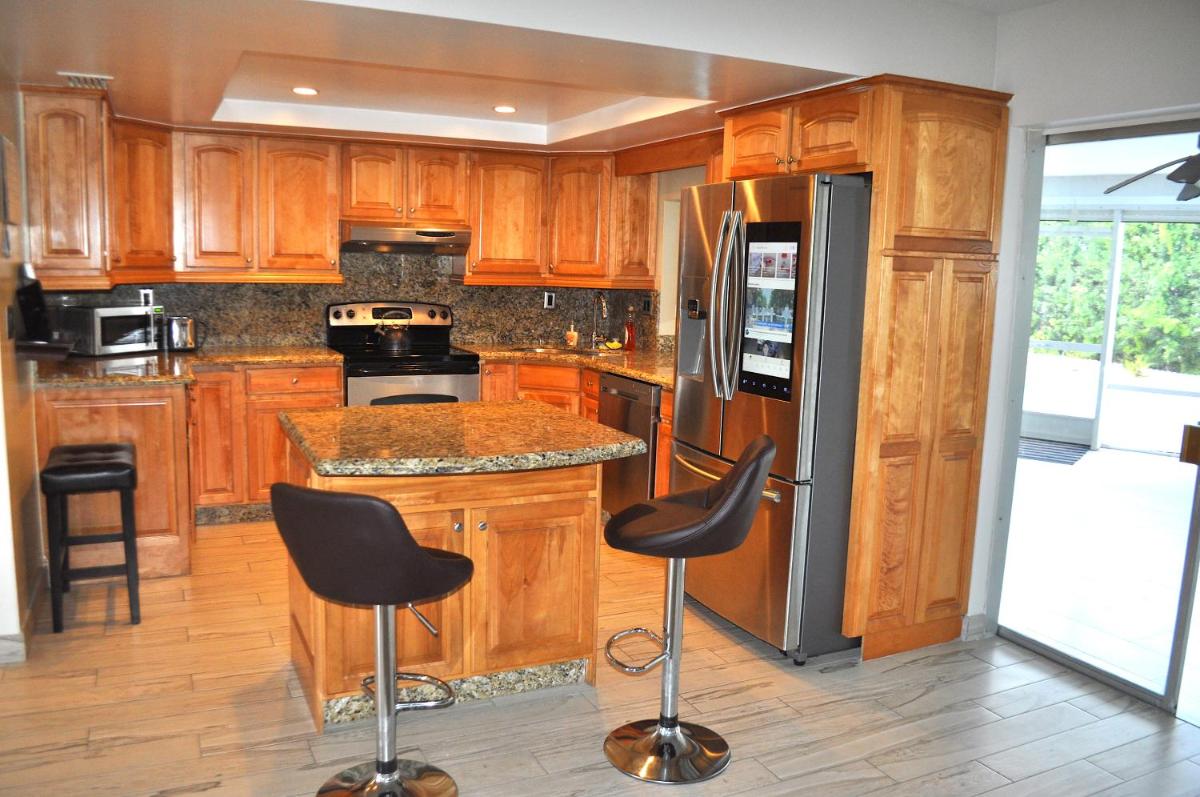 Lovely 3-bd, walk to bars, 9 min drive from beach! Heated pool. - Housity