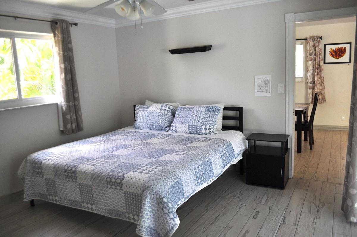 Lovely 3-bd, walk to bars, 9 min drive from beach! Heated pool. - Housity