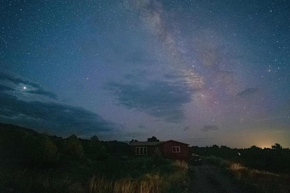 Cozy Remote Retreat • Mountain Views • Stargazing - Housity