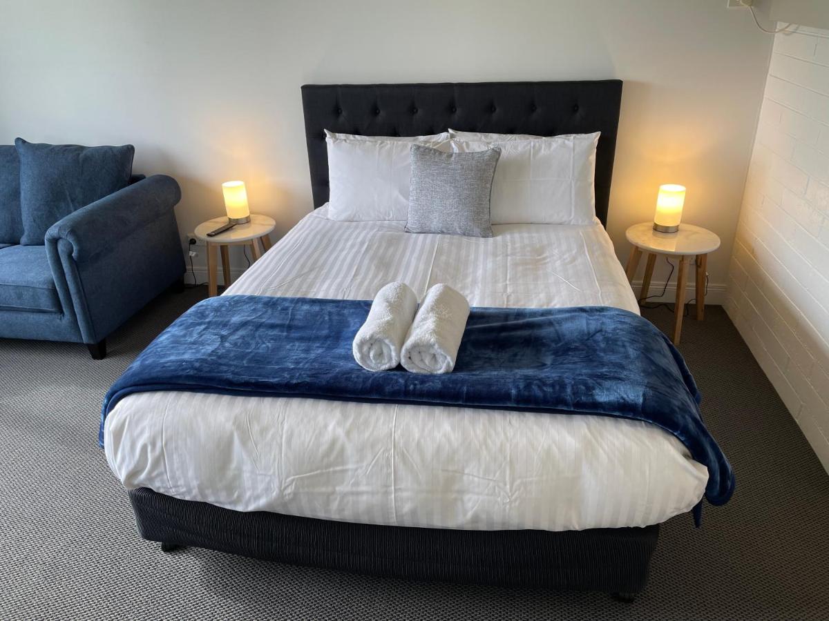 Happy Wanderer Motel Lake Boga ON THE LAKE WITH LAKE VIEWS - Housity