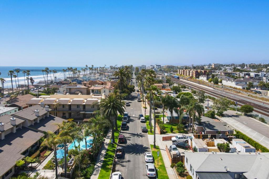 Oceanside Rocks Family Vacation Home - Housity