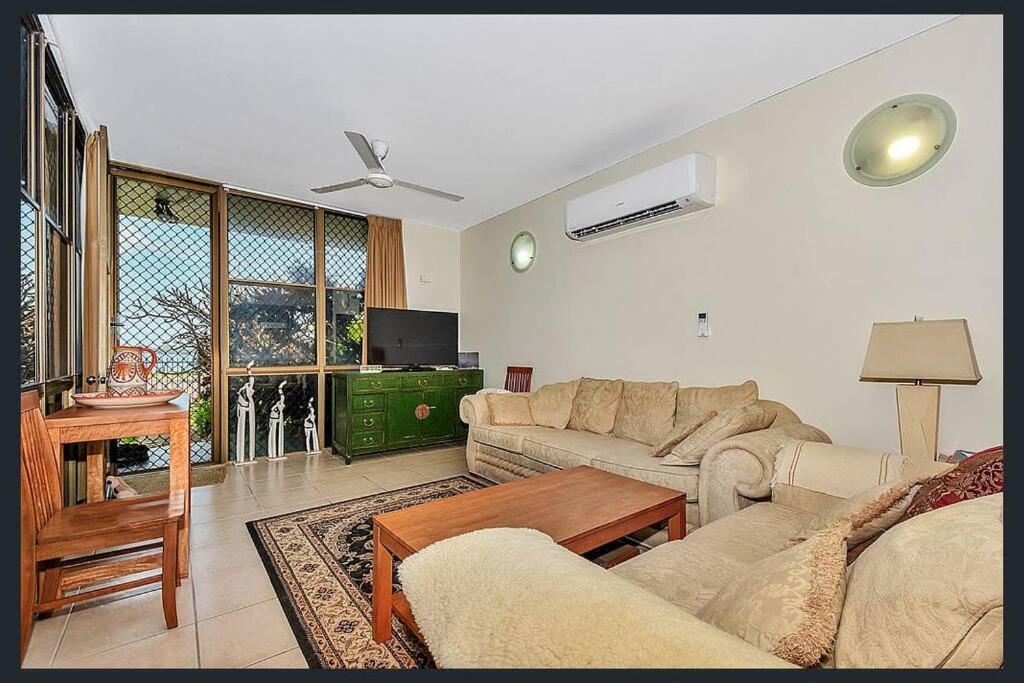 *Directly* across from the beach in Fannie Bay! - Housity