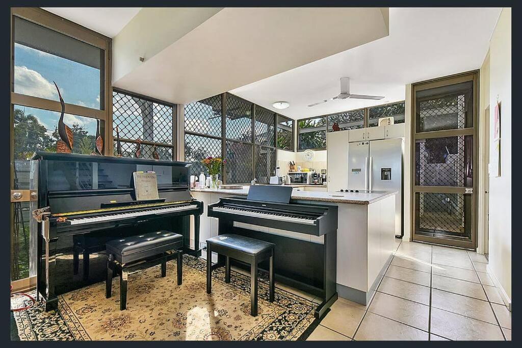 *Directly* across from the beach in Fannie Bay! - Housity