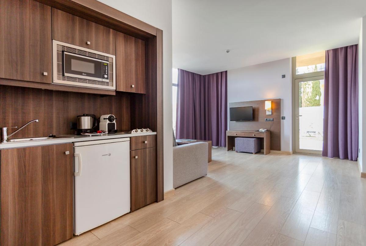 Una cocina o zona de cocina en Marins Beach Club - Adults Only Hotel