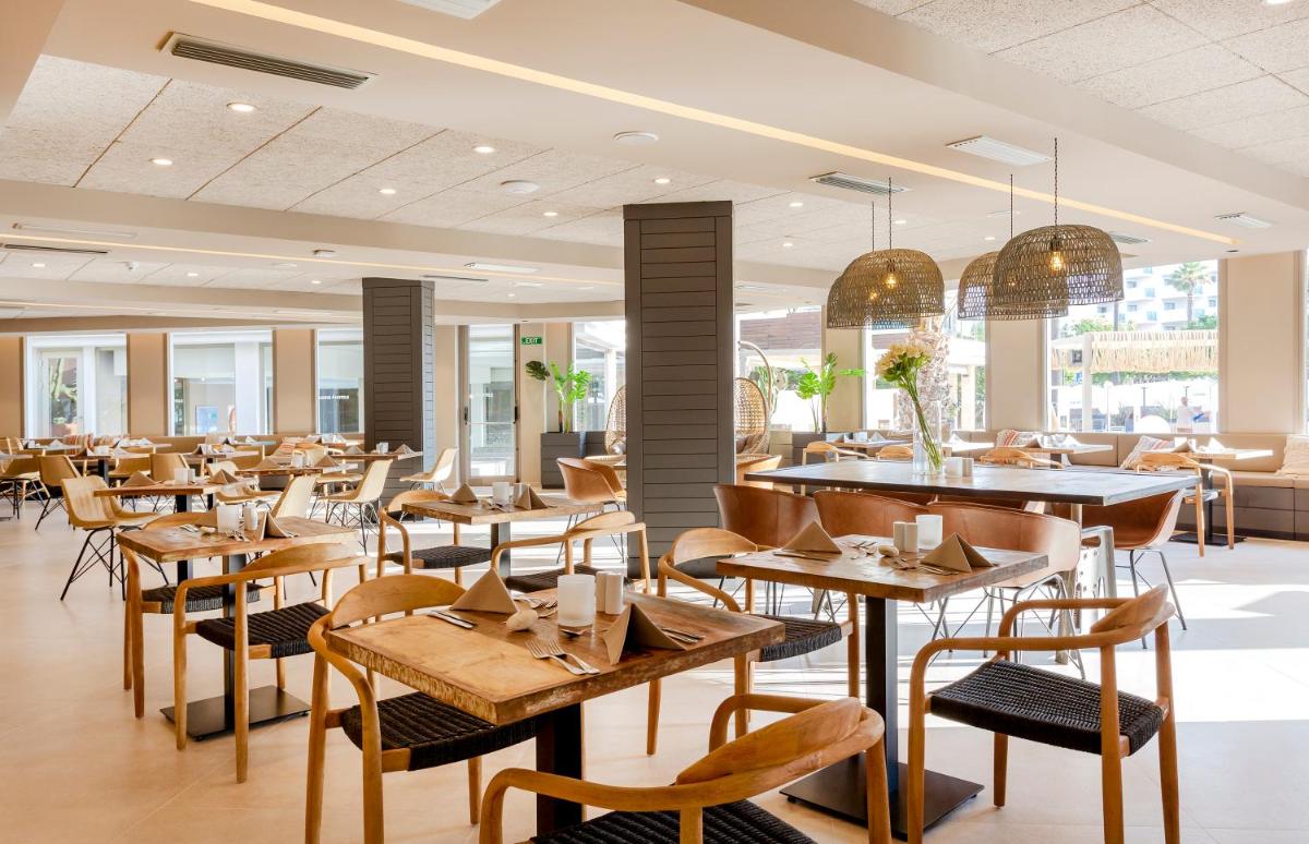 Un restaurante o sitio para comer en Marins Beach Club - Adults Only Hotel