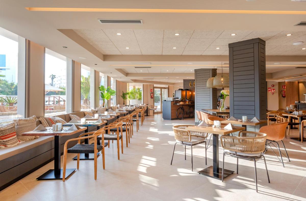 Un restaurante o sitio para comer en Marins Beach Club - Adults Only Hotel