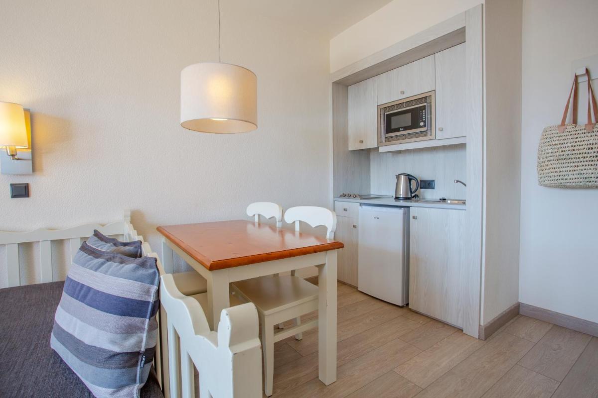 Una cocina o zona de cocina en Marins Beach Club - Adults Only Hotel