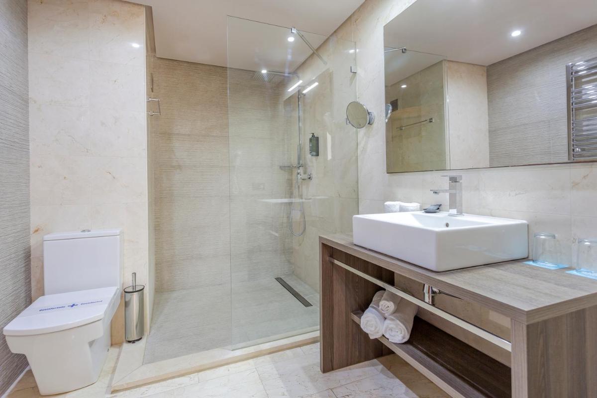 Un baño de Marins Beach Club - Adults Only Hotel