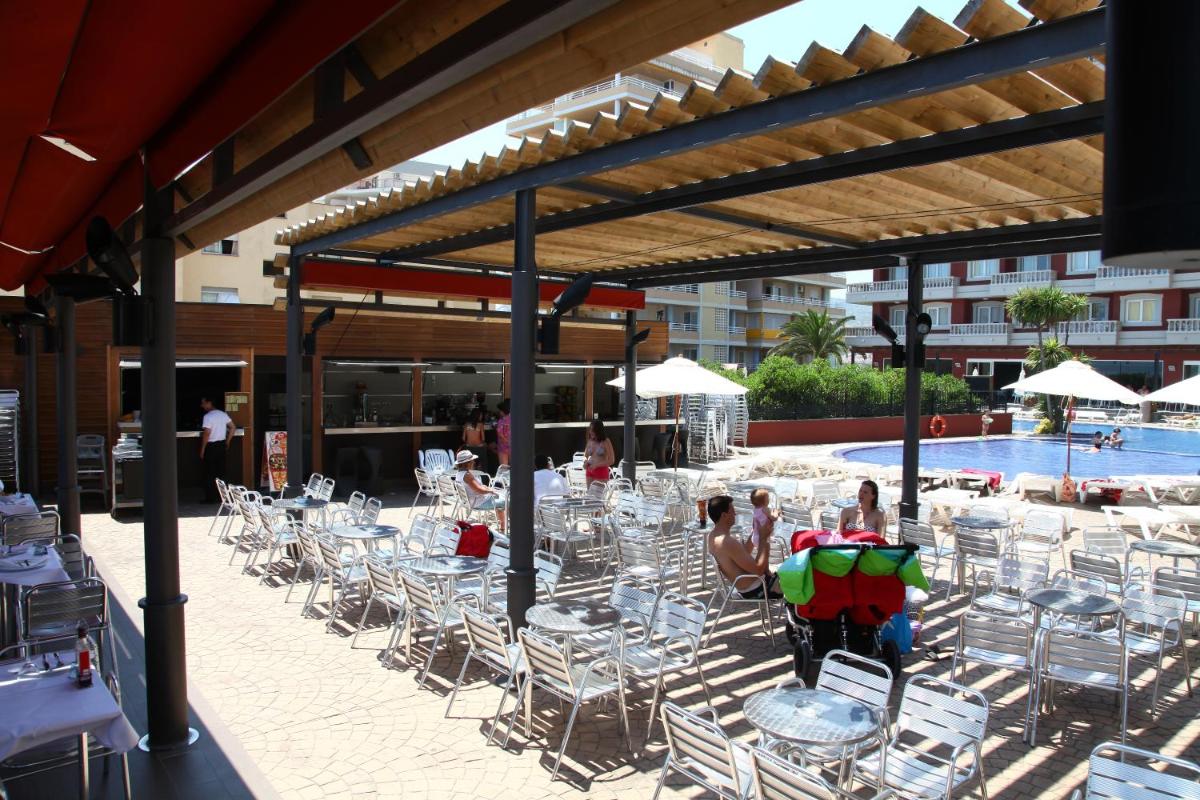 Un restaurante o sitio para comer en Aparthotel Acuazul