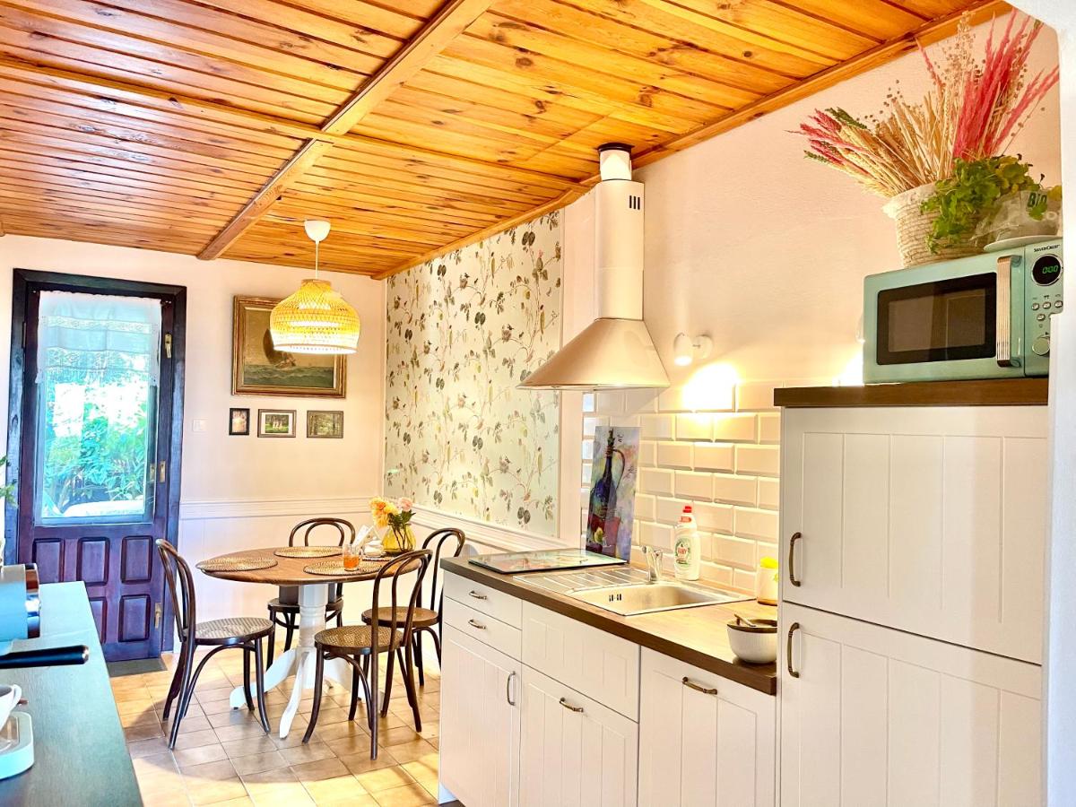 Apple Tree House - Housity